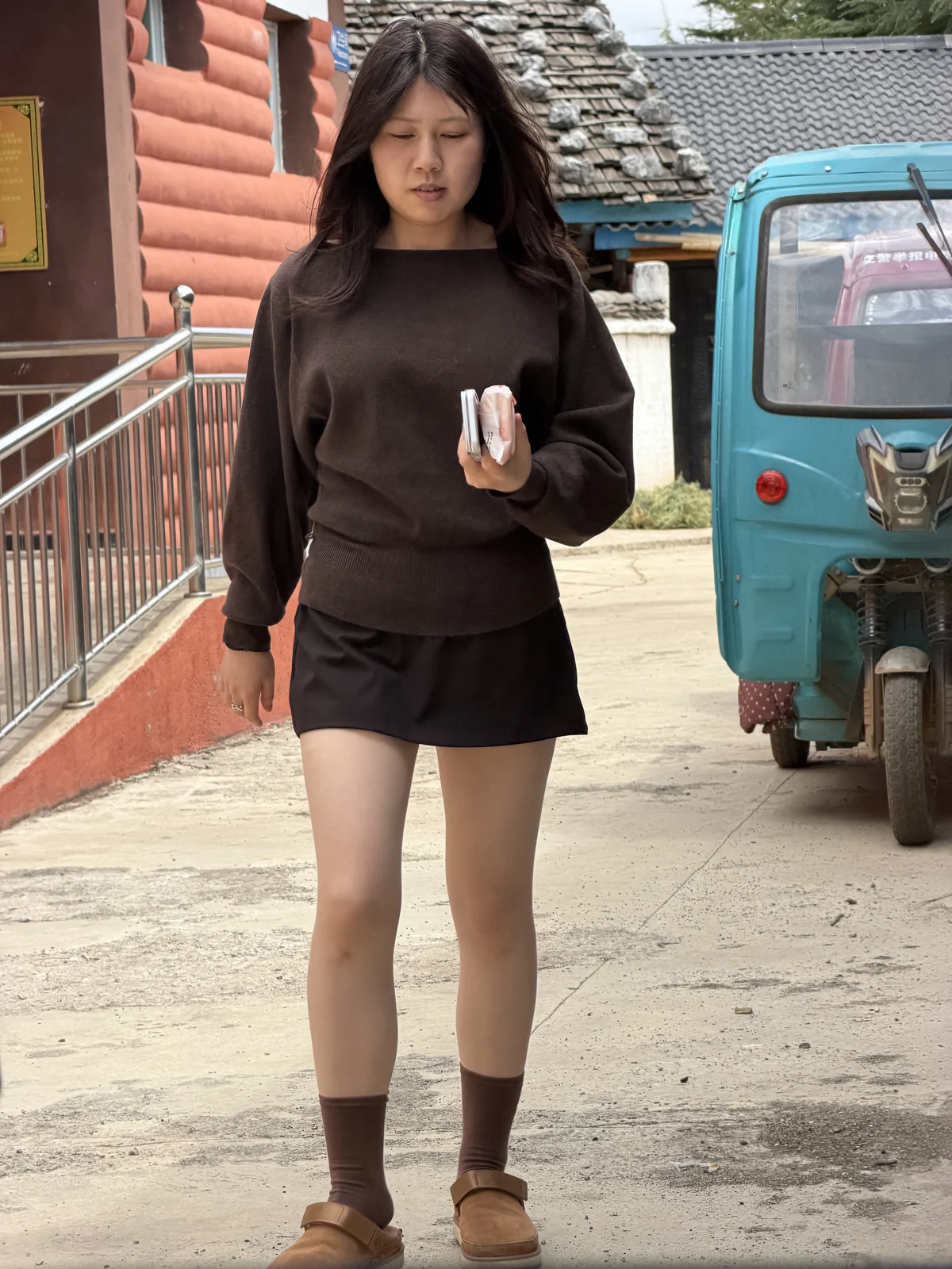 连夜坐飞机抵达丽江后拍下的脚步