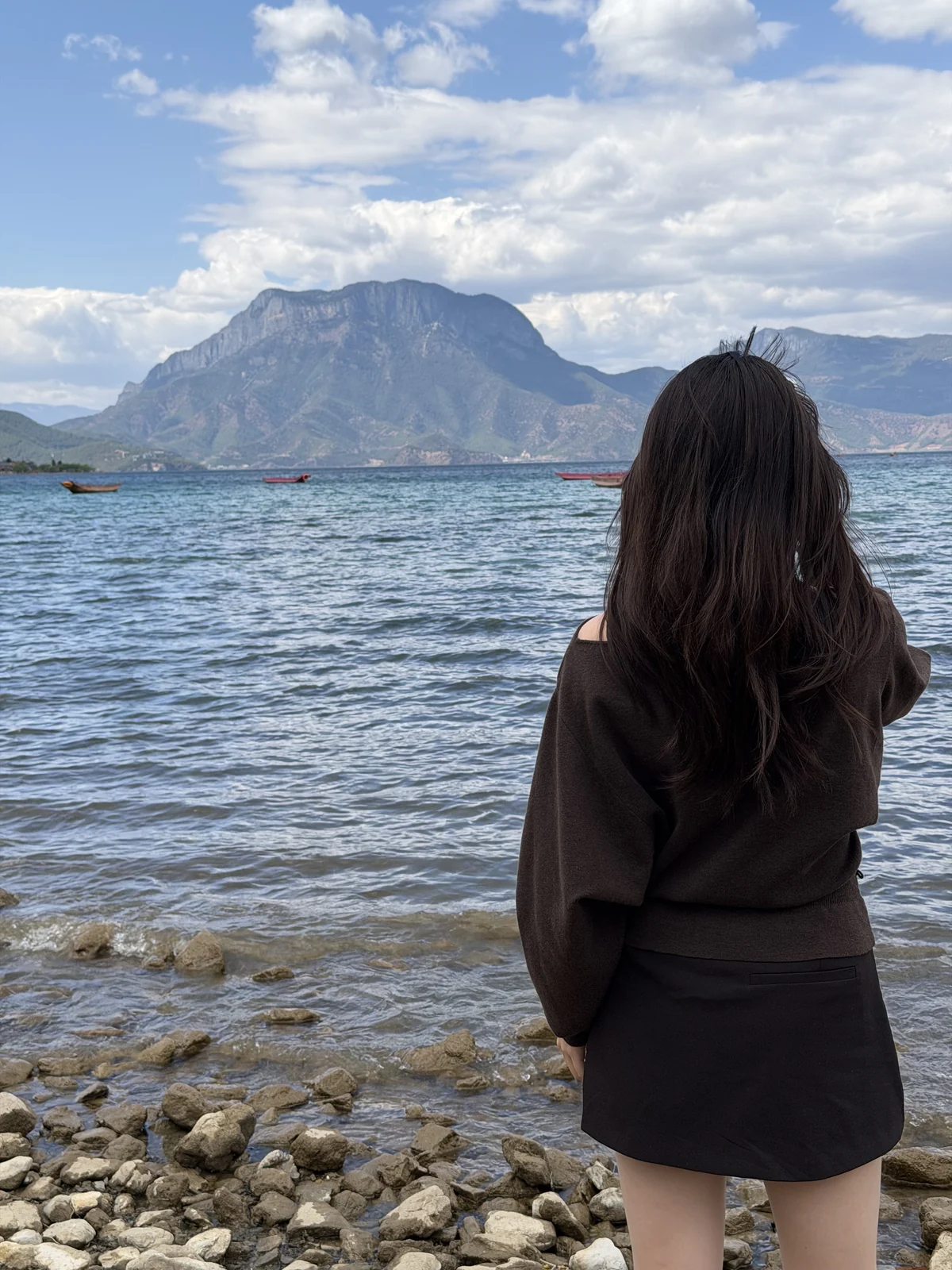 丽江和泸沽湖旅行中的湖边背影