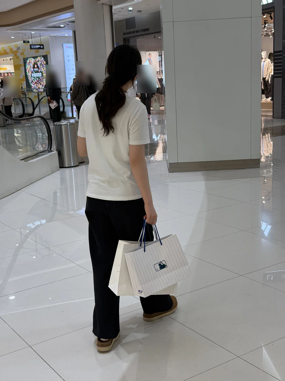 清明节在蚌埠逛街时王静的背影