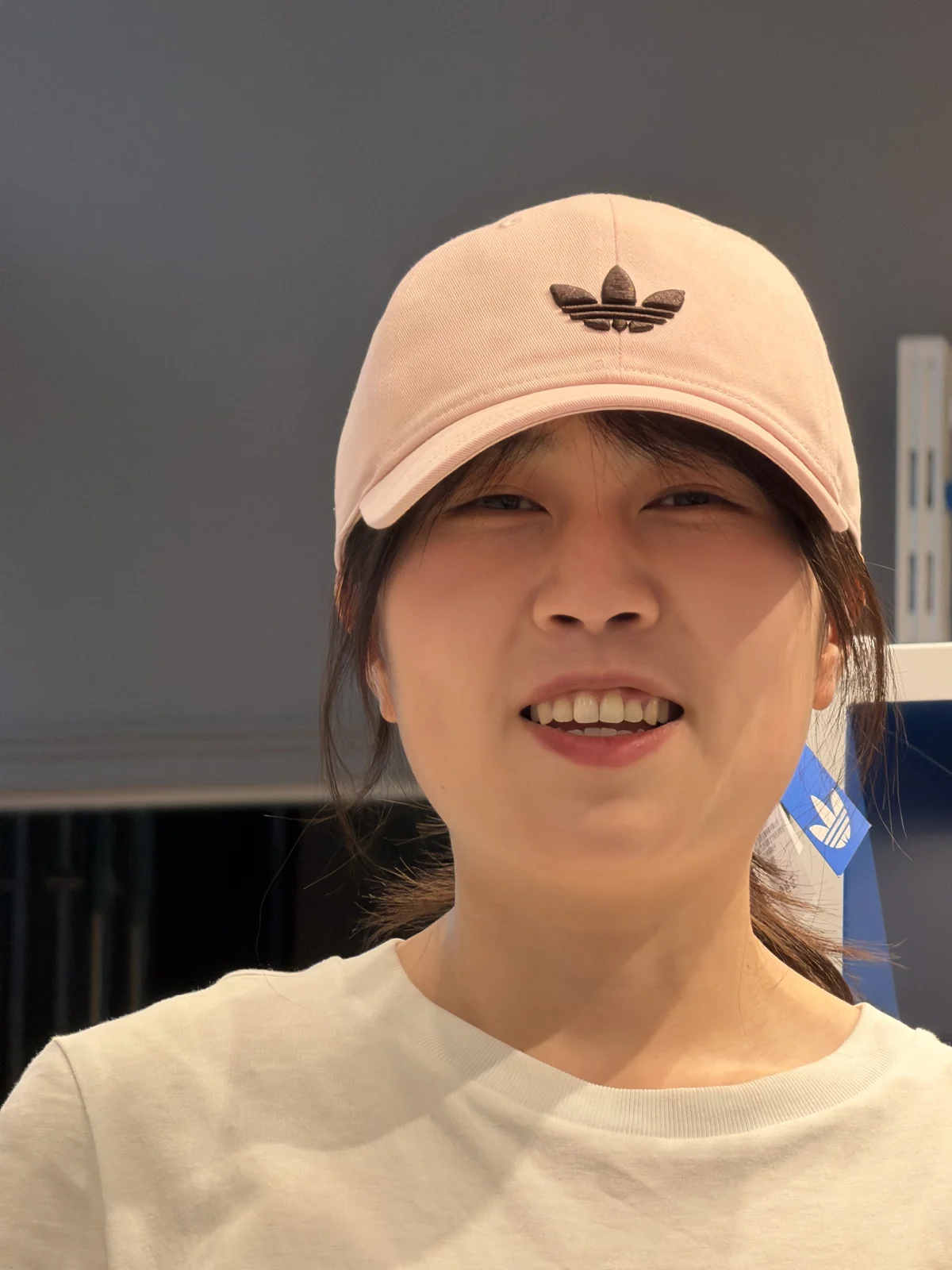 清明节在蚌埠逛街时戴帽子的王静